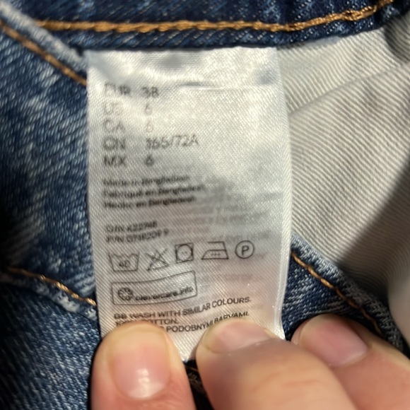 Skirt! H&M LOGG Mini Skirt Womens Size 6 Denim Classic Medium Wash Distressed - Picture 4 of 5